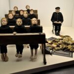 Ławiki_i_manekiny_Umarła_klasa_Tadeusz_Kantor_05