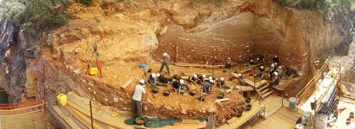 1200px-Gran_Dolina_2012_(Sierra_de_Atapuerca) (1)