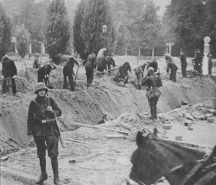 Kopanie_okopów_w_Warszawie_w_pierwszych_dniach_września_1939