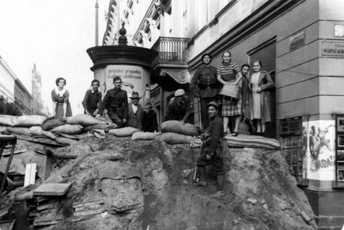 Budowa_barykady_na_ulicy_Nowogrodzkiej_w_Warszawie_1939 (1)