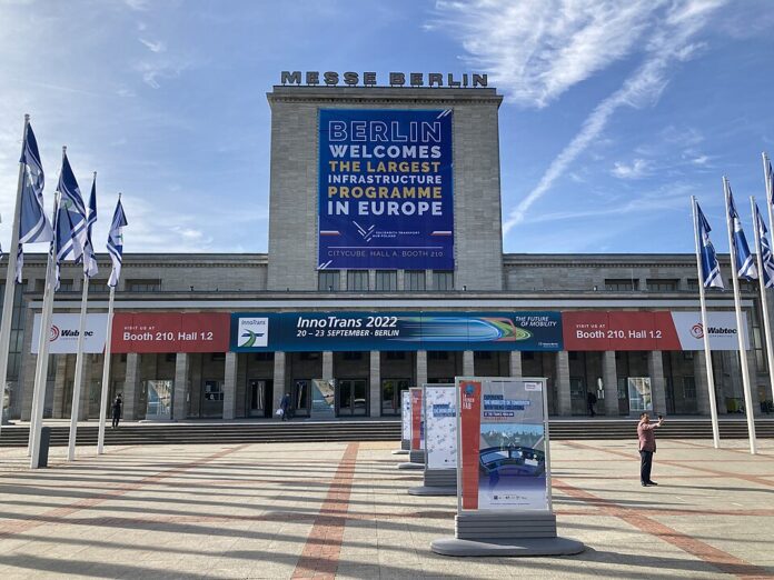Banner_reklamowy_CPK_na_InnoTrans_2022_w_Berlinie