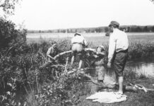 Służba pod bombami. Harcerki i harcerze województwa kieleckiego w polskiej wojnie obronnej 1939 roku / Piotr Kotlarz